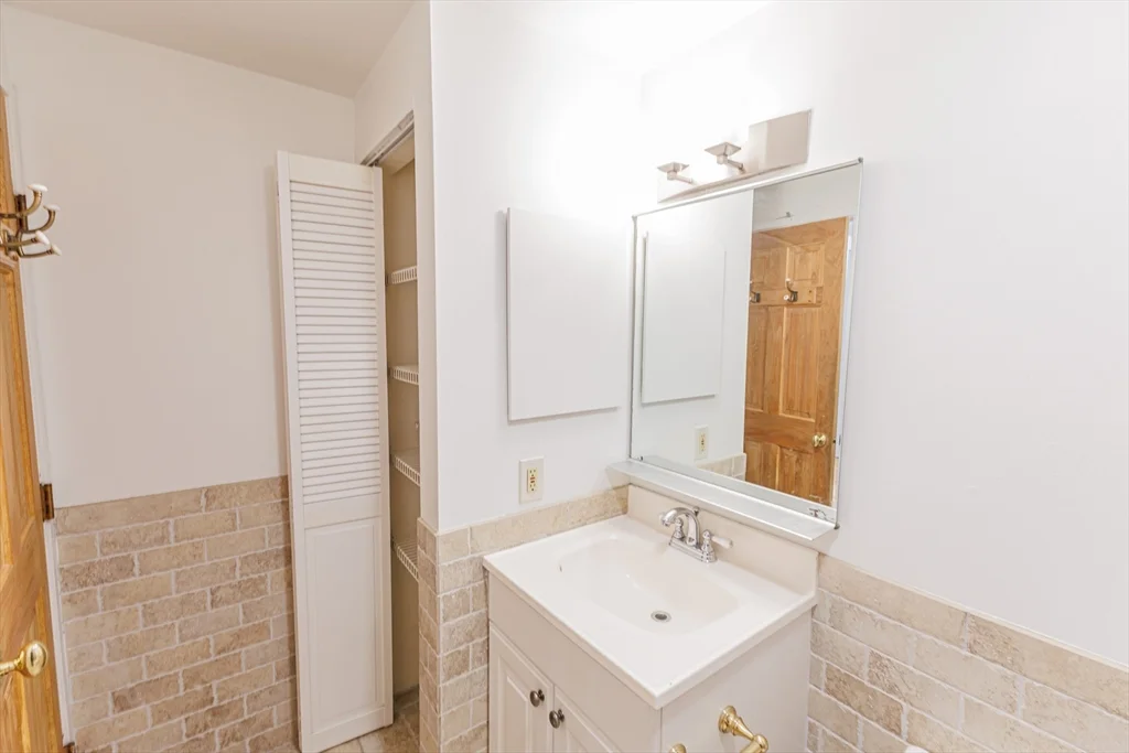 96 Gainsborough St, Fenway