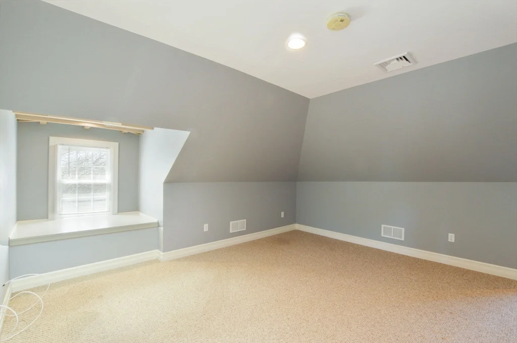 66 Tucker Ln, Dartmouth