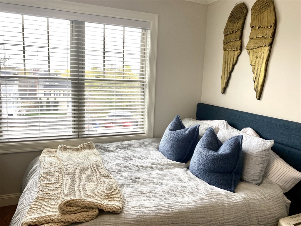 8 Maplewood St, West Roxbury