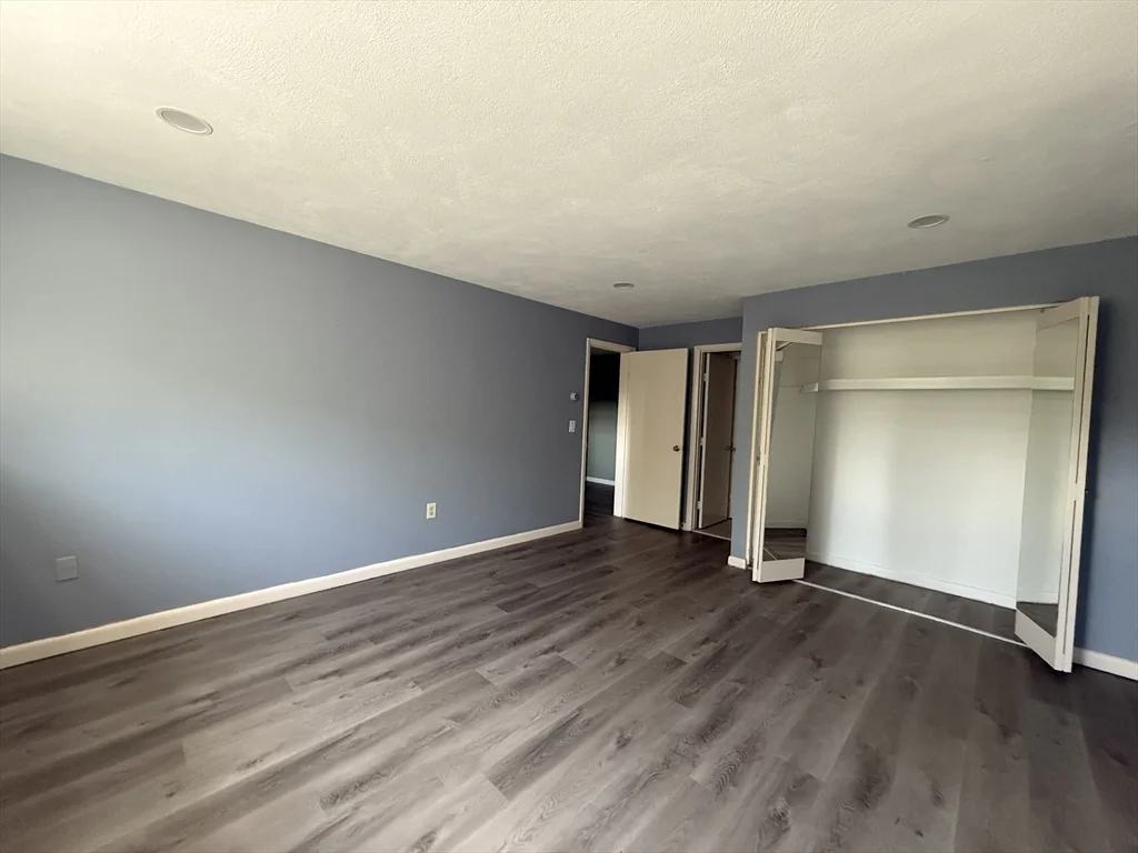 12 Williamsburg Ct, Shrewsbury