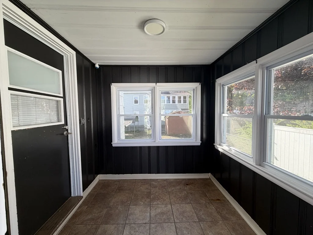 89 Bunker Hill Ave, Lowell