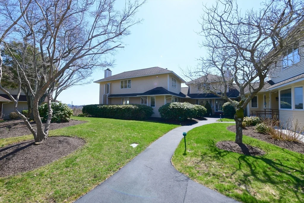 4 Bittersweet Ln, Buzzards Bay