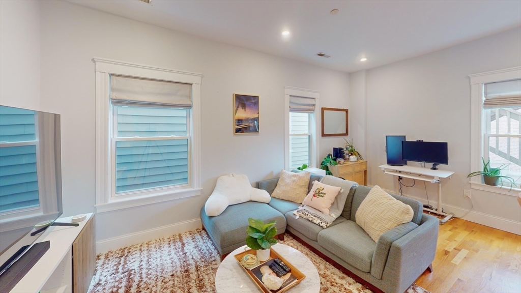 61 Havre St, East Boston