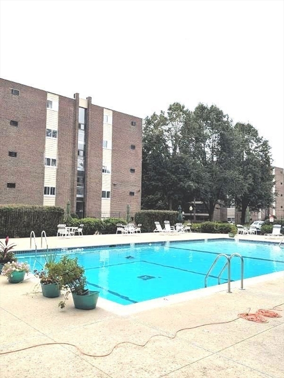 68 Main St, Stoneham