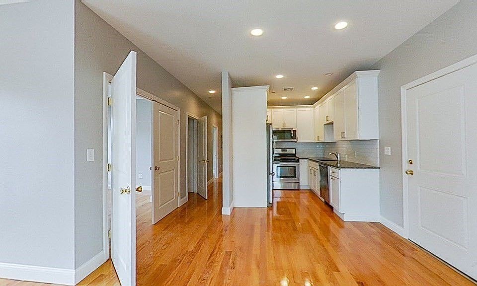 15 Dana Ave, Hyde Park