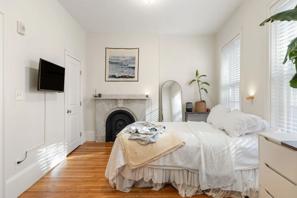 62 West Cedar St, Beacon Hill