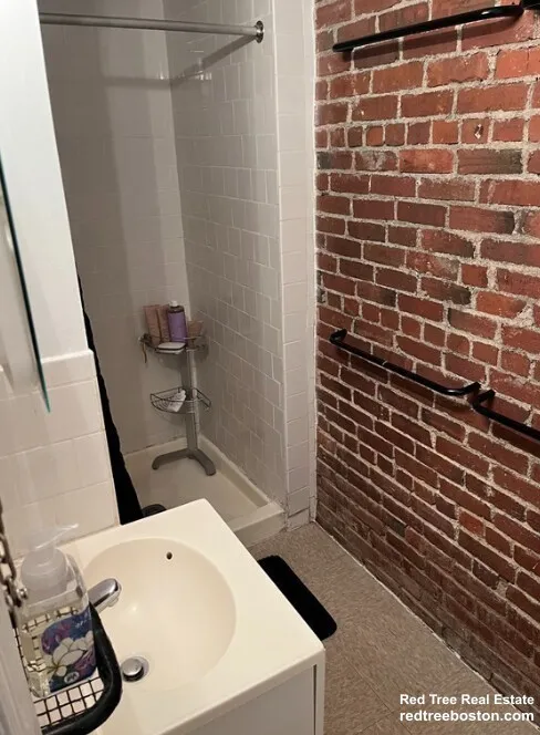 1061 Beacon St, Longwood