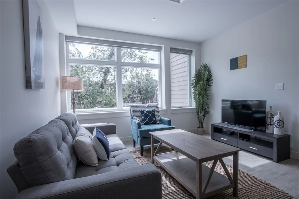 900 Beacon St, Fenway