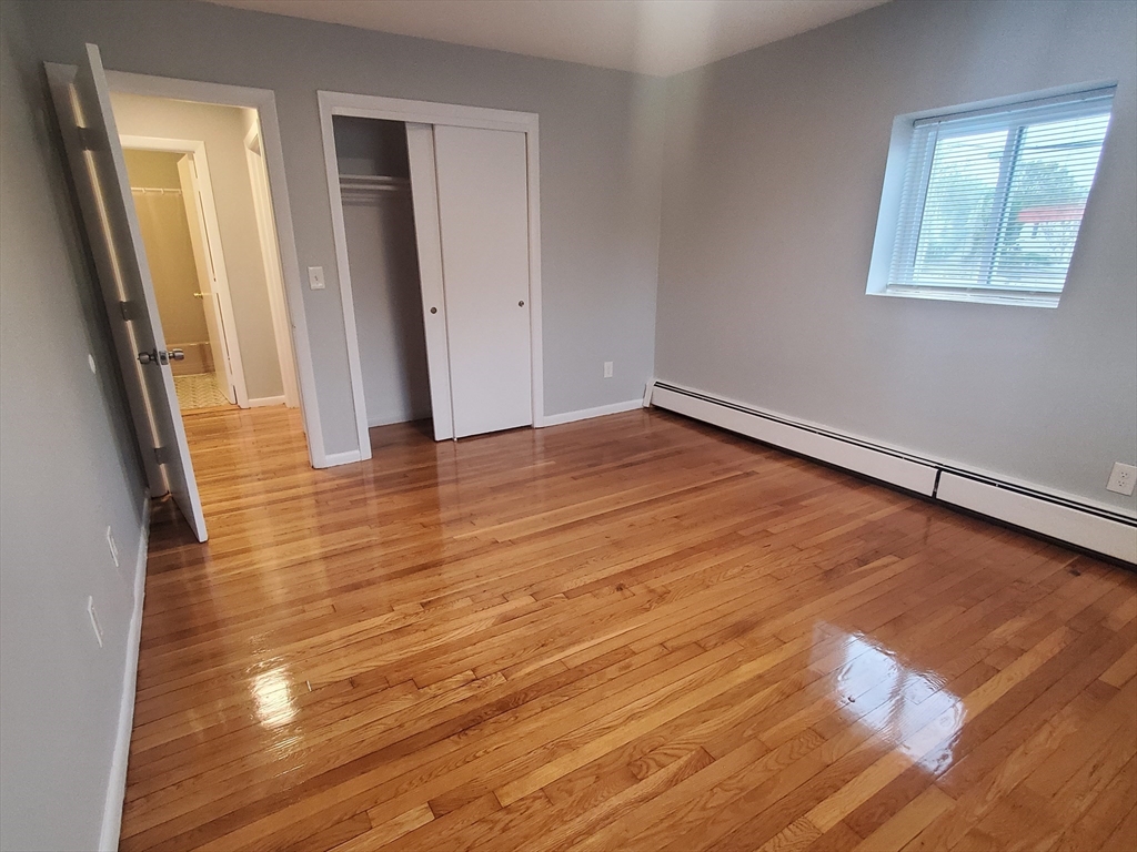 4 Oakcrest, Hyde Park