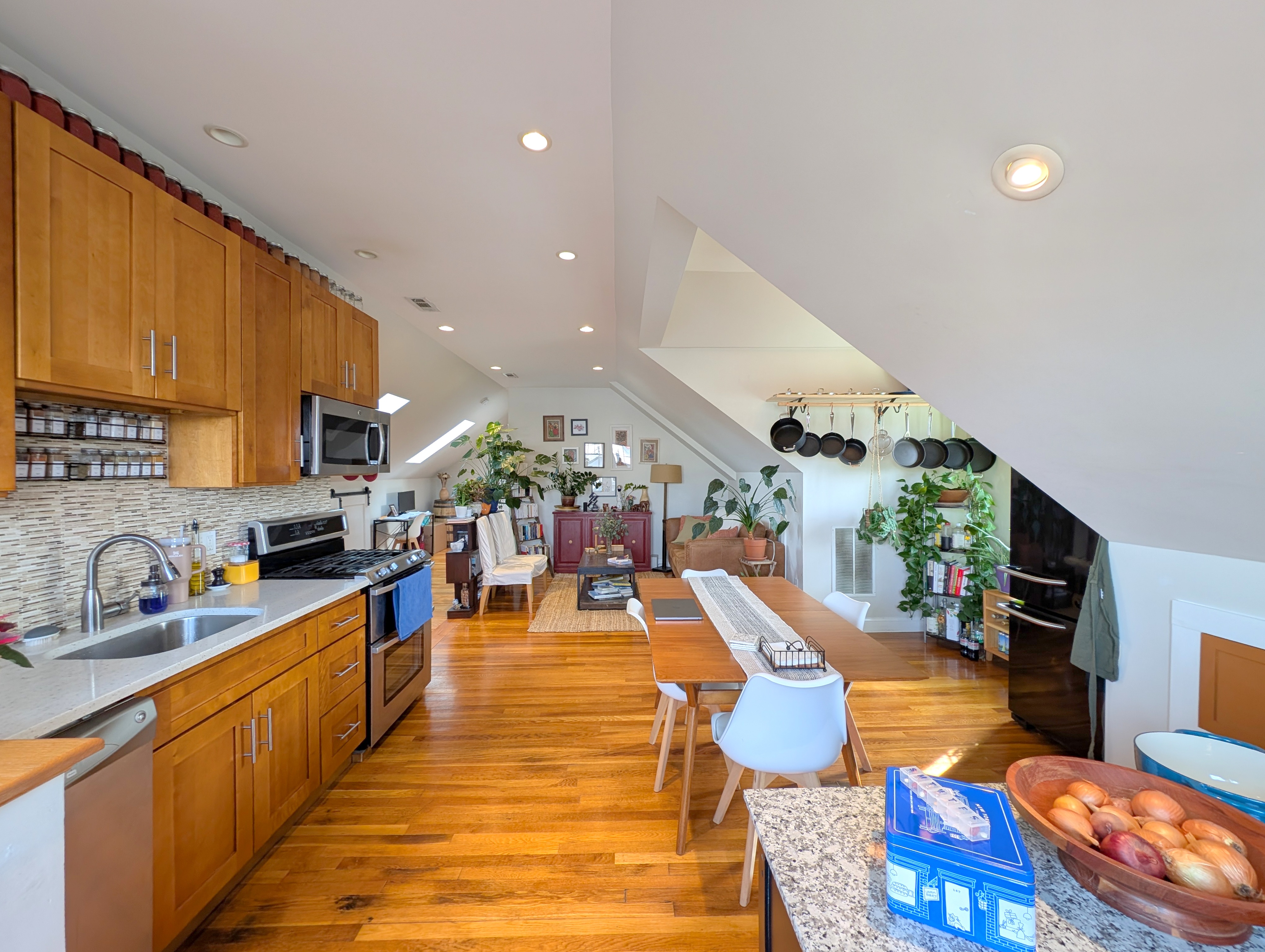 472 Main St, Medford