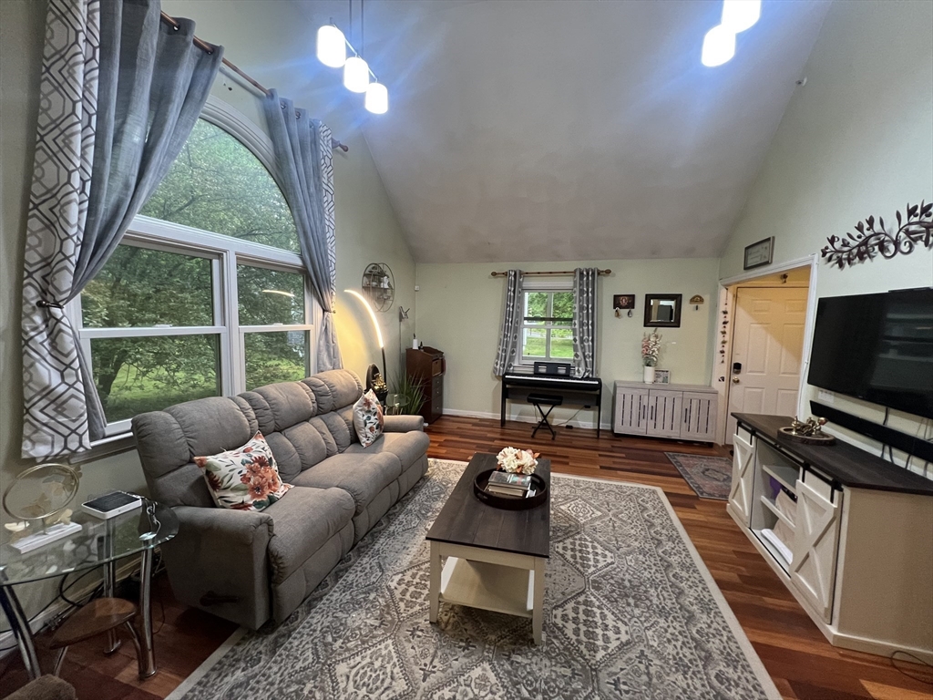 45 Winterberry Way, Bedford