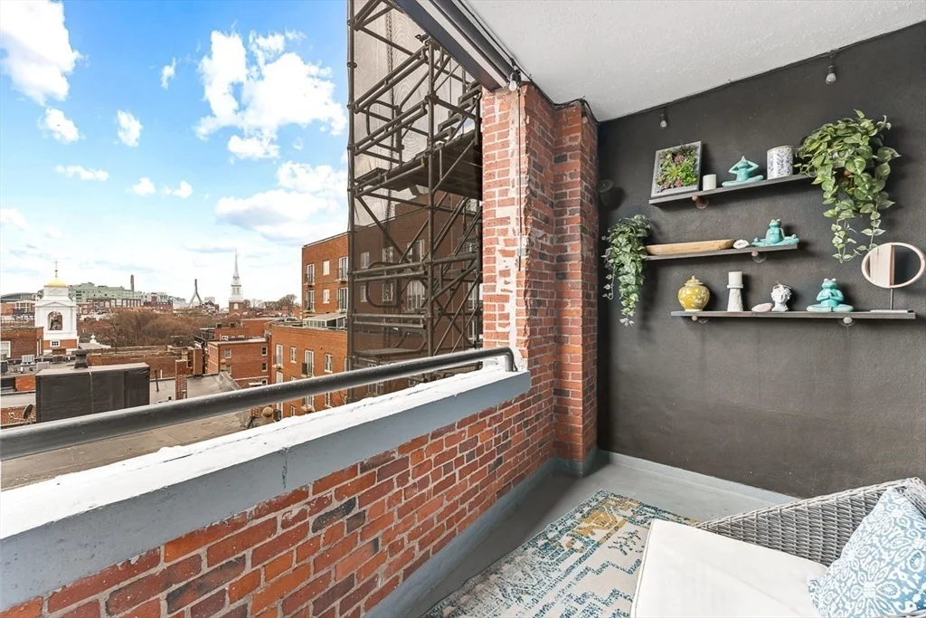 300 Commercial St, Waterfront