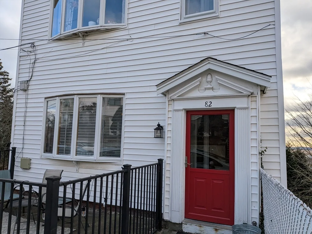82 Gladstone St, East Boston