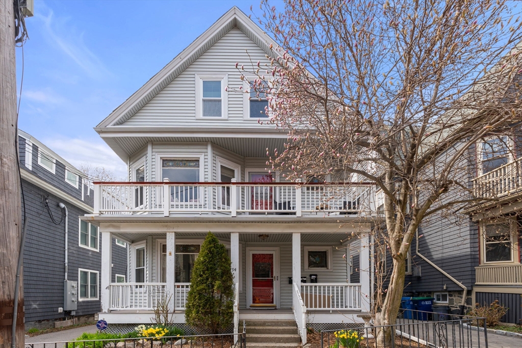 94 Bartlett St, Magoun Square