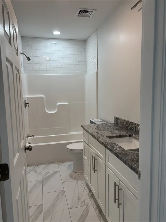 943 County St, Fall River