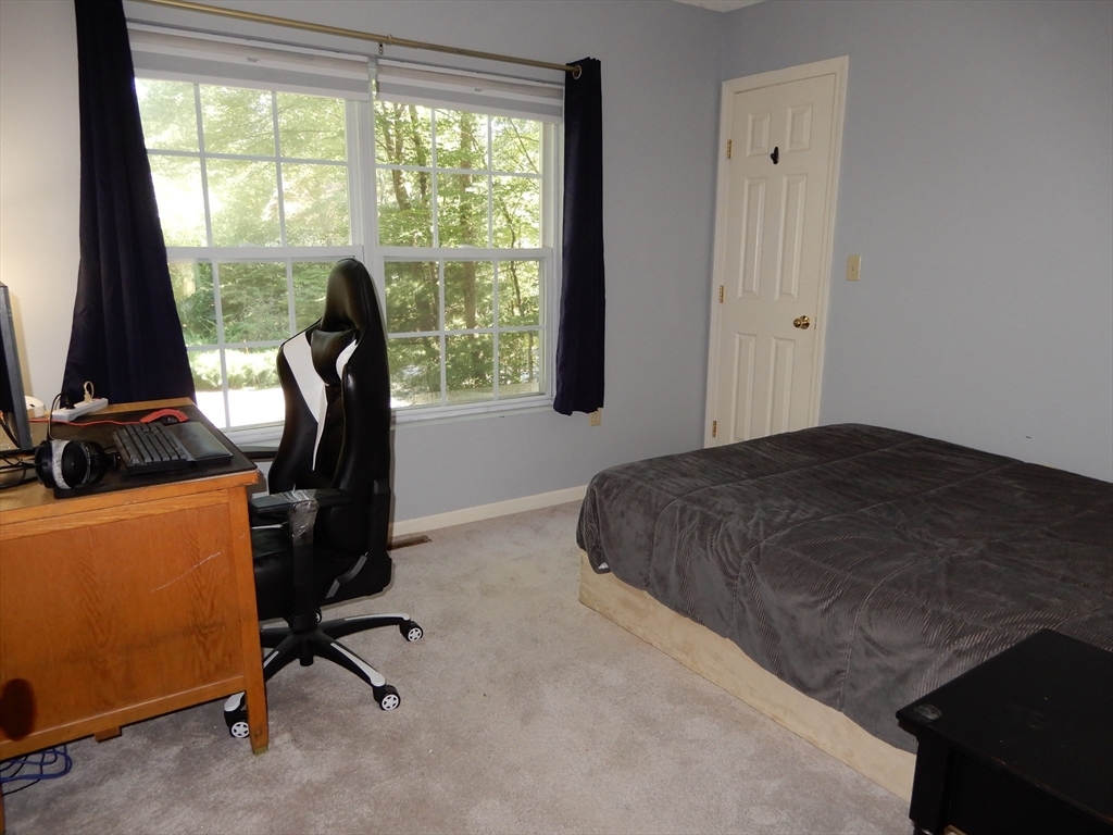 5 Bradshaw Ln, Foxboro