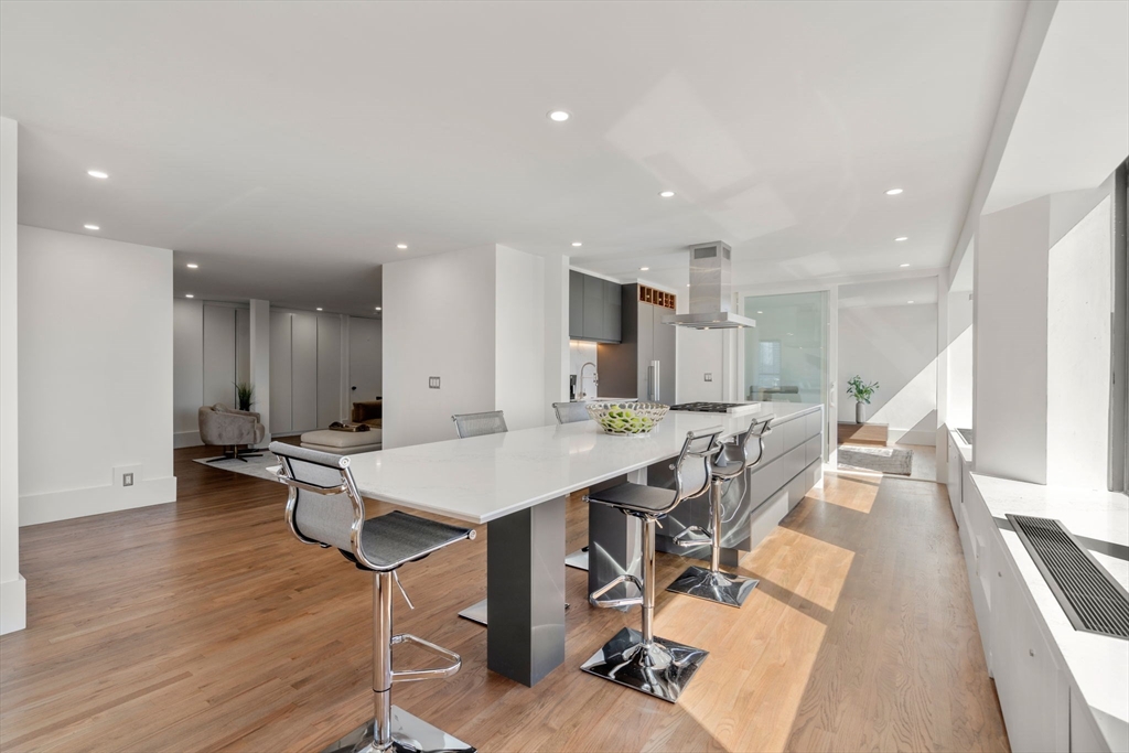 85 E India Row, Waterfront