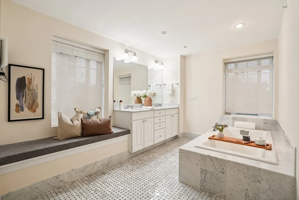 20 Chapel St, Longwood
