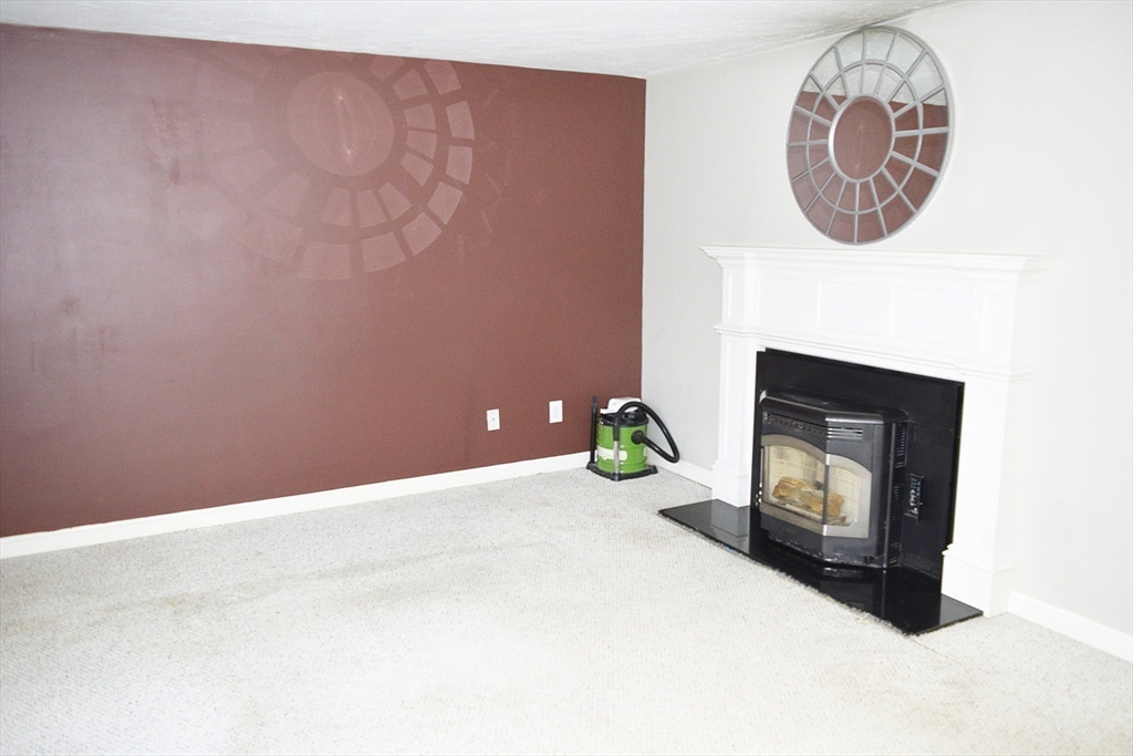 14 Meetinghouse Ln, Millbury