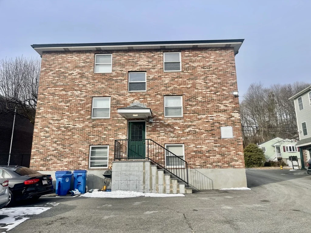 304 College Farm Rd, Waltham