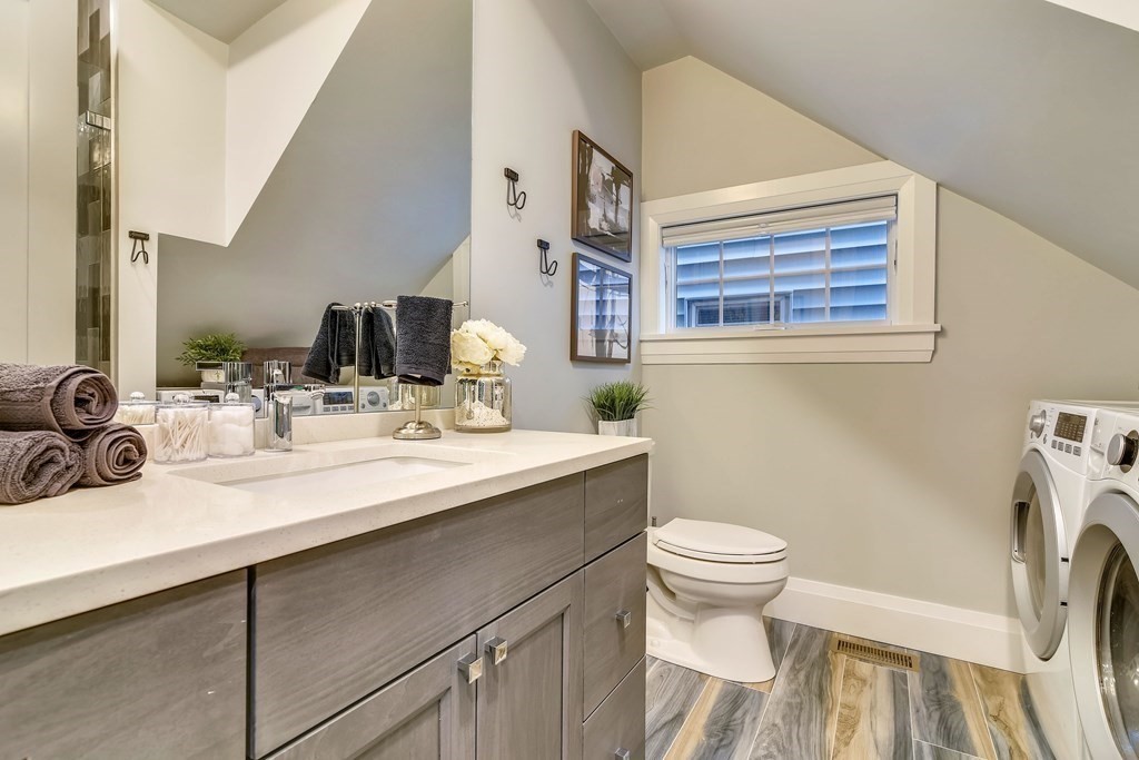 719 E 2nd St, South Boston