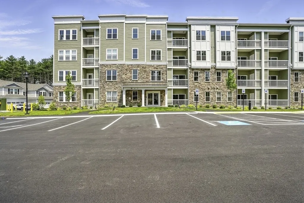 4 Winslow Ln, Grafton