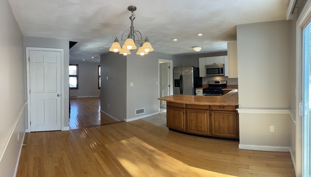 521 Wellman Ave, Chelmsford