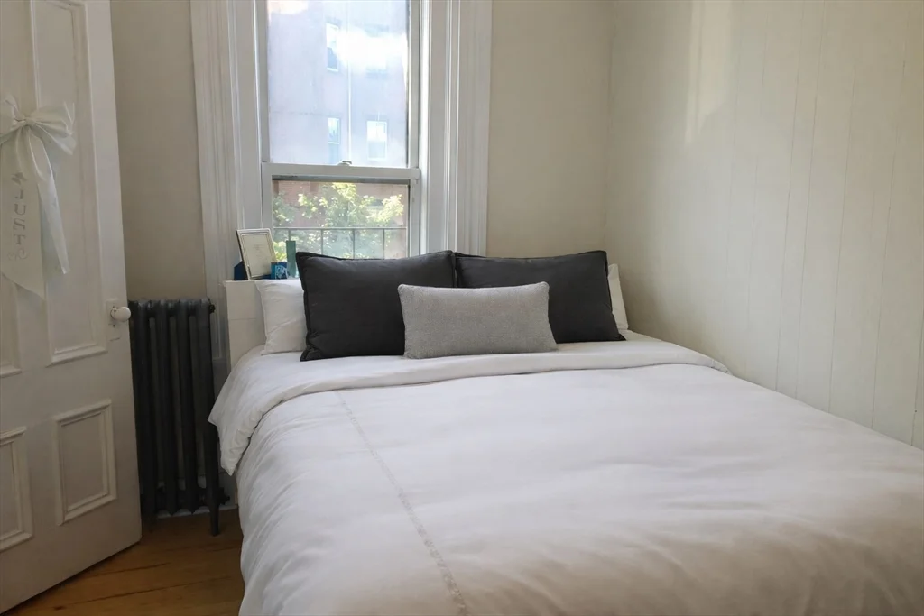 217 Newbury St, Back Bay
