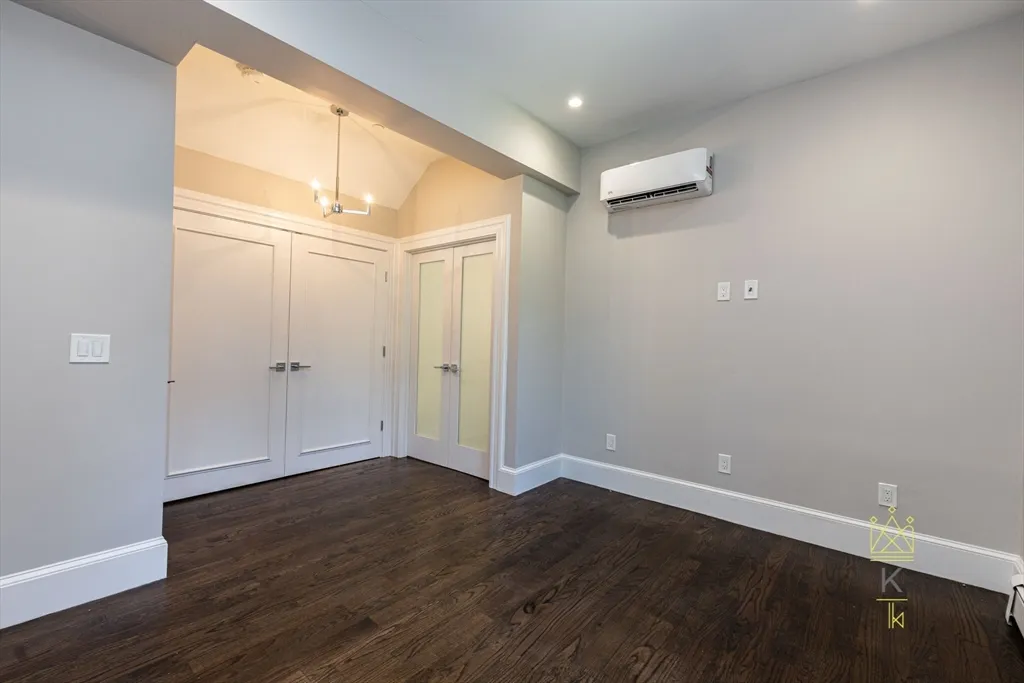 85 Regent St, Roxbury