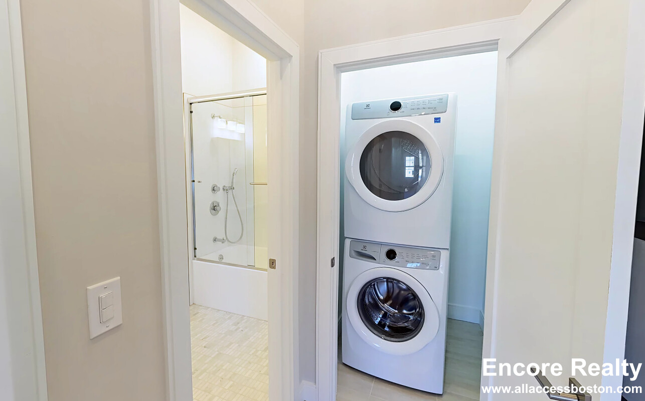 32 Cummins Highway, Roslindale