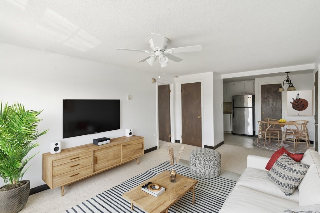 11 Old Colony Ln, Arlington Heights