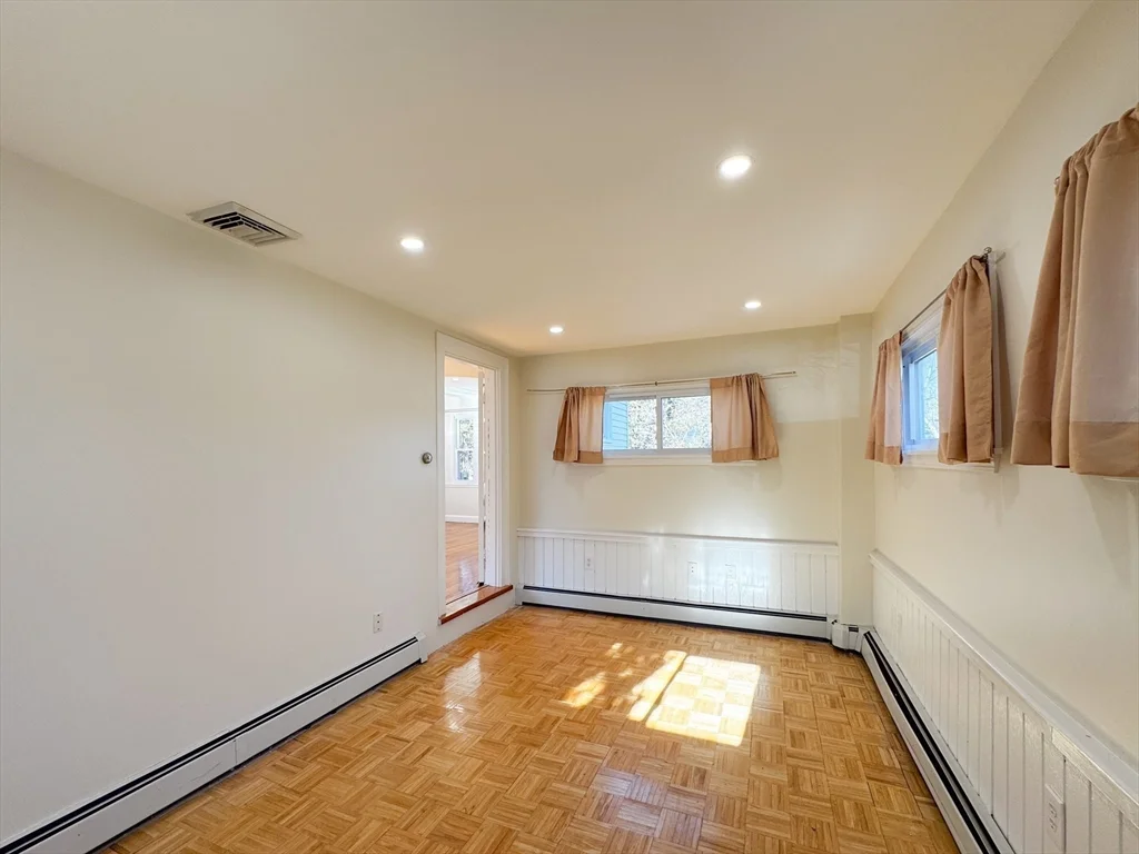 92 Woodcliff Rd, Chestnut Hill