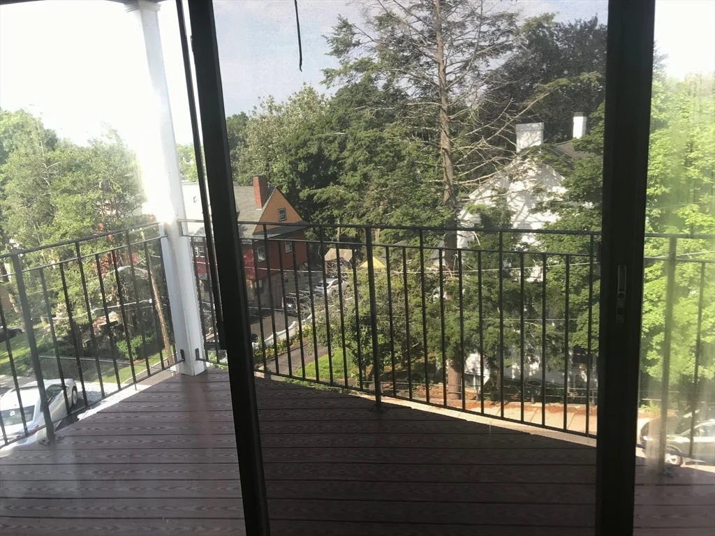 27 Alpine St, West End