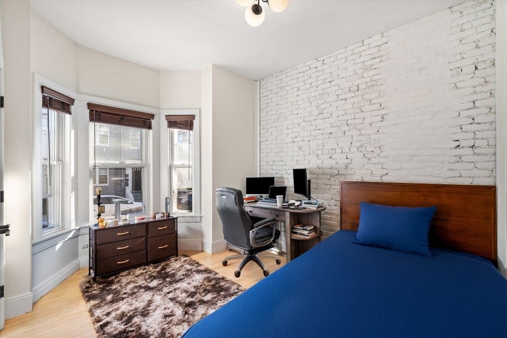 308 Saratoga St, Boston