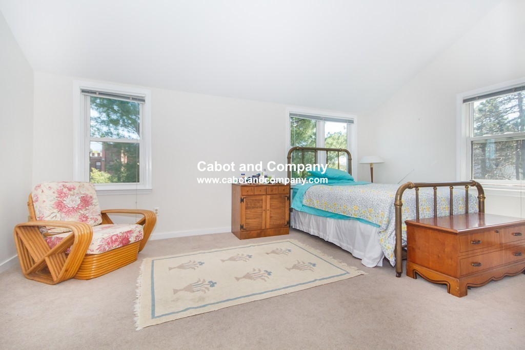 2 Brewer St, Jamaica Plain