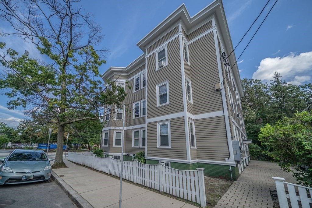 1590 Cambridge St, Cambridge