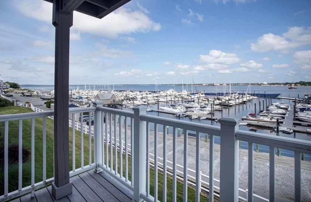 700 Shore Dr, Fall River