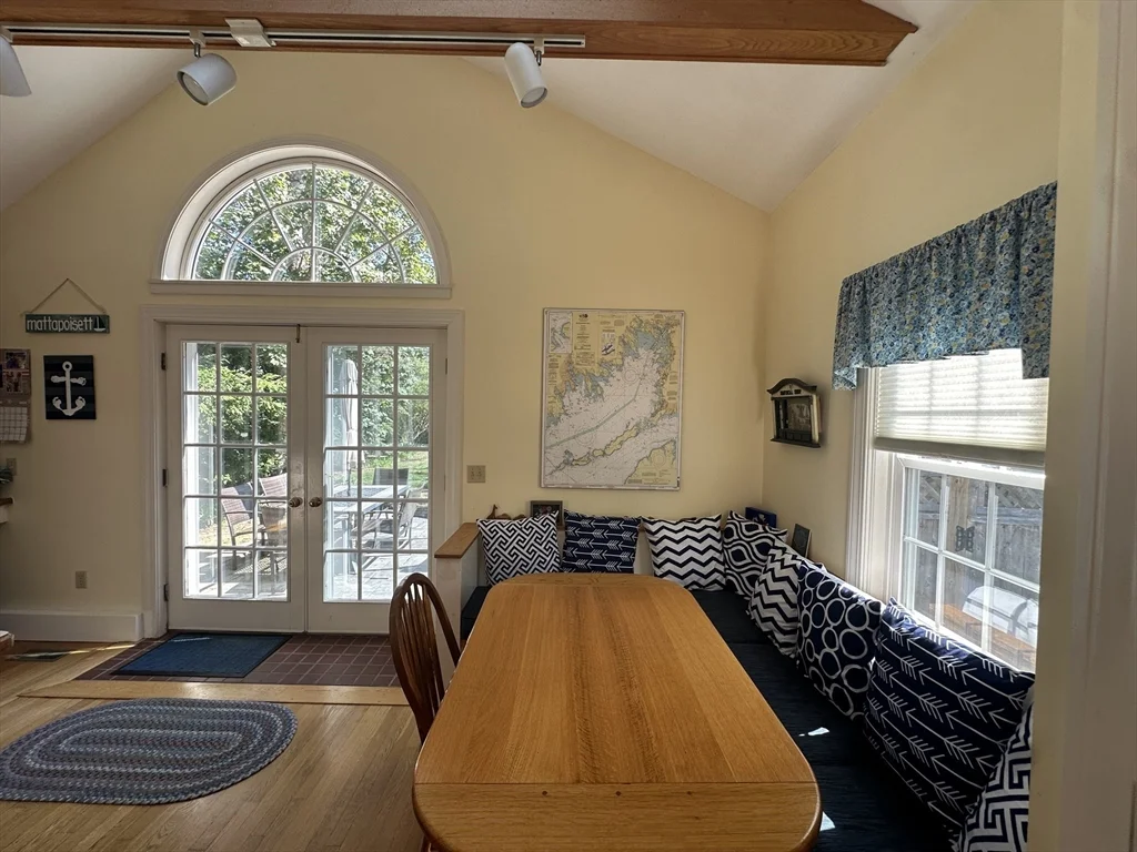 12 Pearl St, Mattapoisett