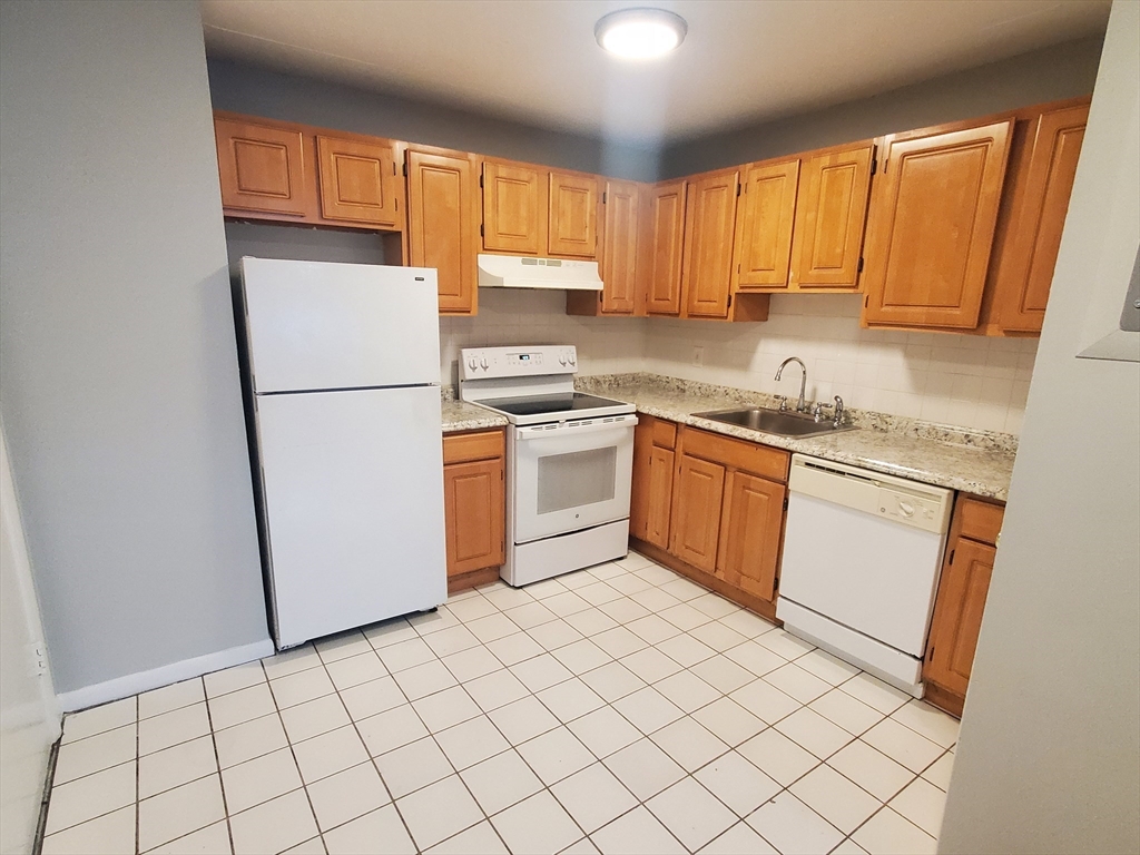 4 Oakcrest, Hyde Park