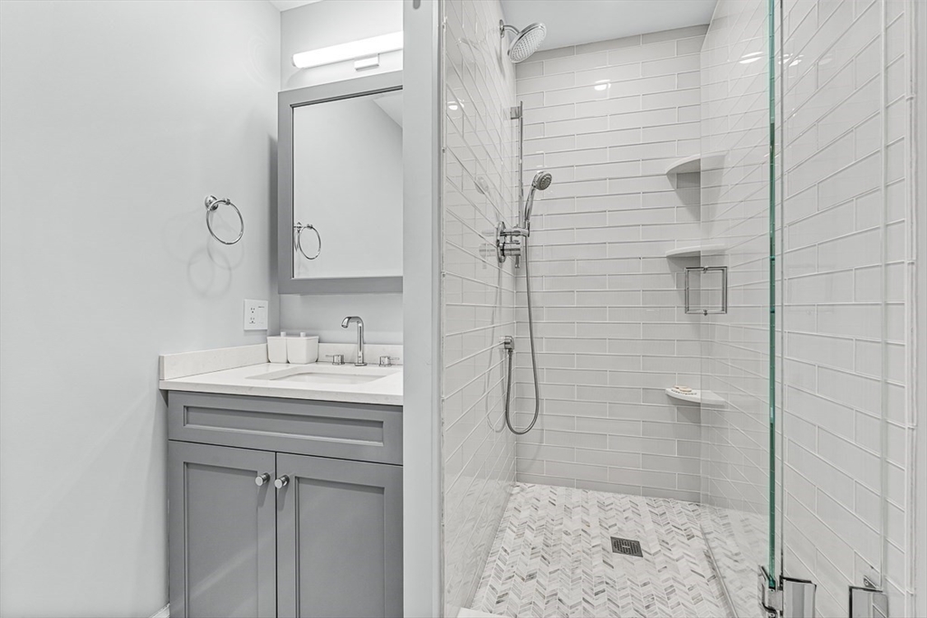 85 E India Row, Waterfront