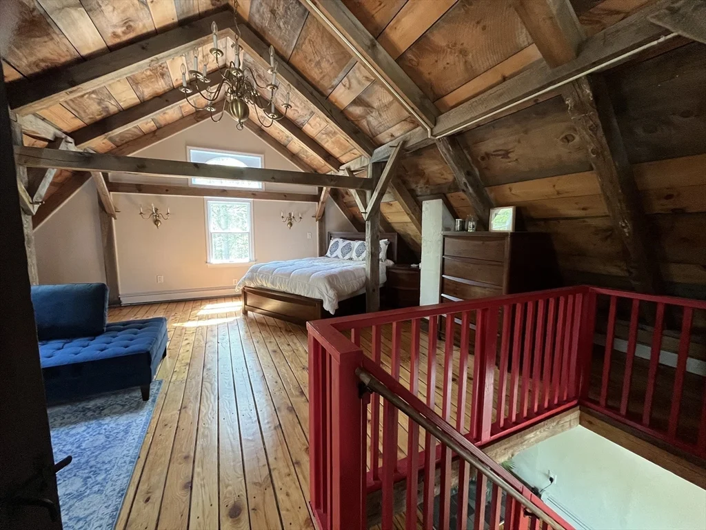 102 New Templeton Rd, Hubbardston