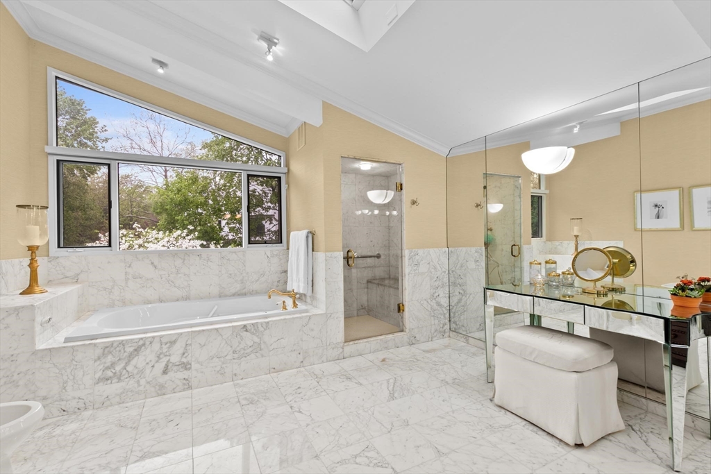 25 Laurus Ln, Newton