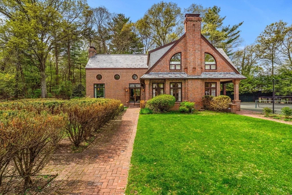 110 Juniper Rd, Belmont