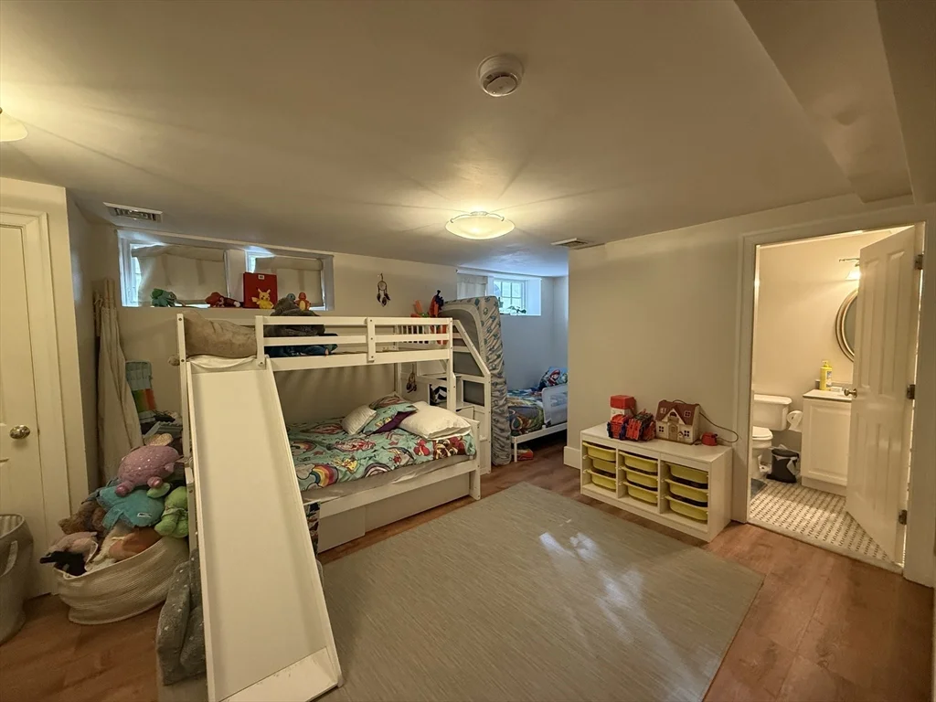 133 Putnam Ave, Riverside
