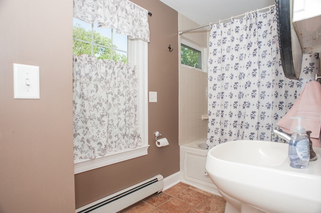 123 N Main St, Uxbridge