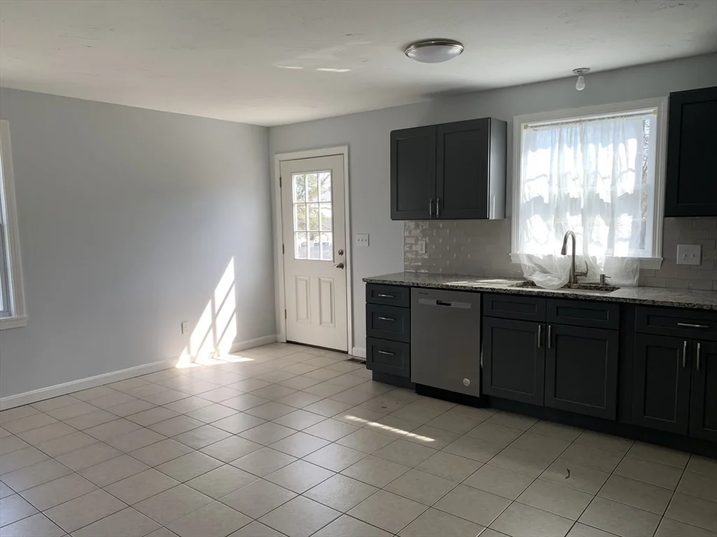 170 Lawrence St, Fall River