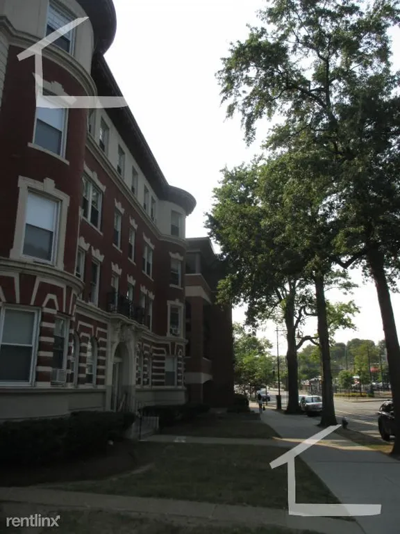 2 bed, 1 bath apartment for rent at 1595 Beacon St Unit 12, Brookline Hills — photo 2 of 2