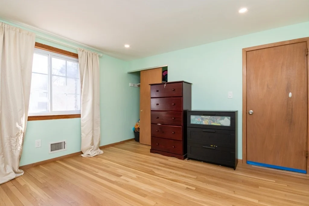 22 Livoli Rd, Framingham