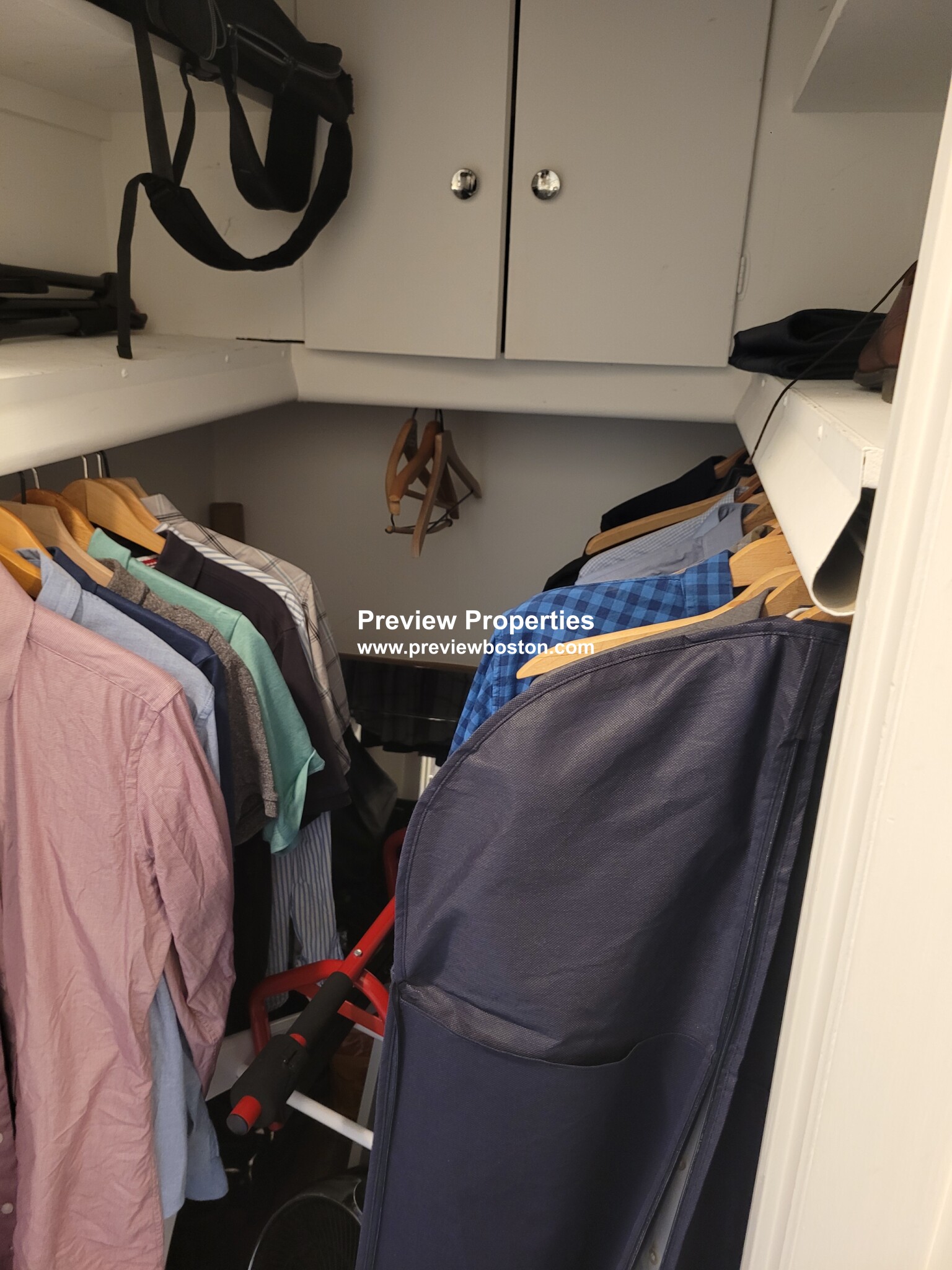 103 Lake Shore Rd, Oak Square