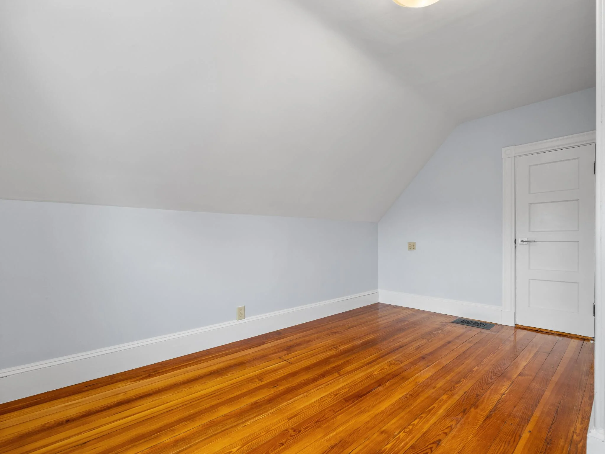 57 Hawthorne St, Davis Square